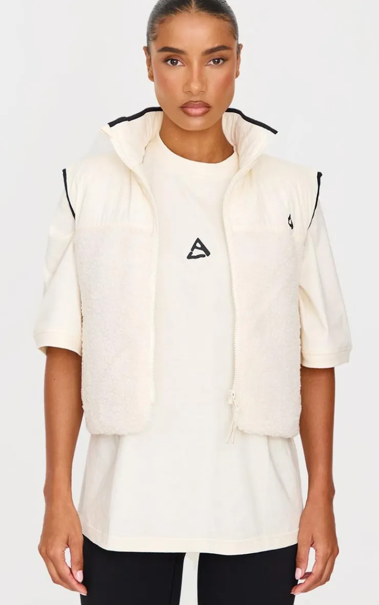 PrettyLittleThing Athletic Jackets*Contrast Borg Crop Puffer Vest