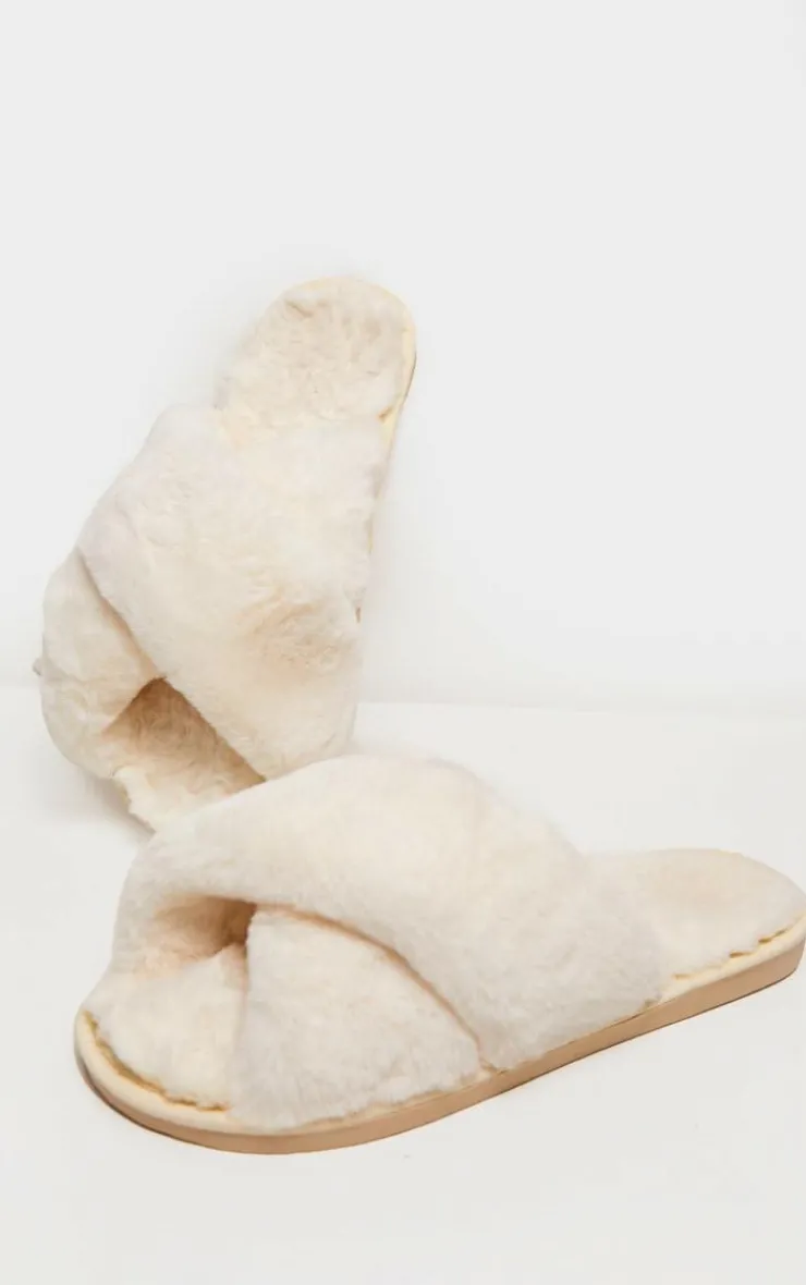 PrettyLittleThing Stocking Stuffers*Fluffy Cross Strap Slippers