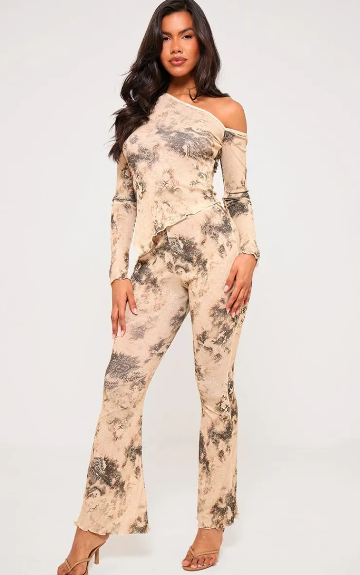 Online PrettyLittleThing Onion Skin Printed Hem Detail Flared Pants Cream
