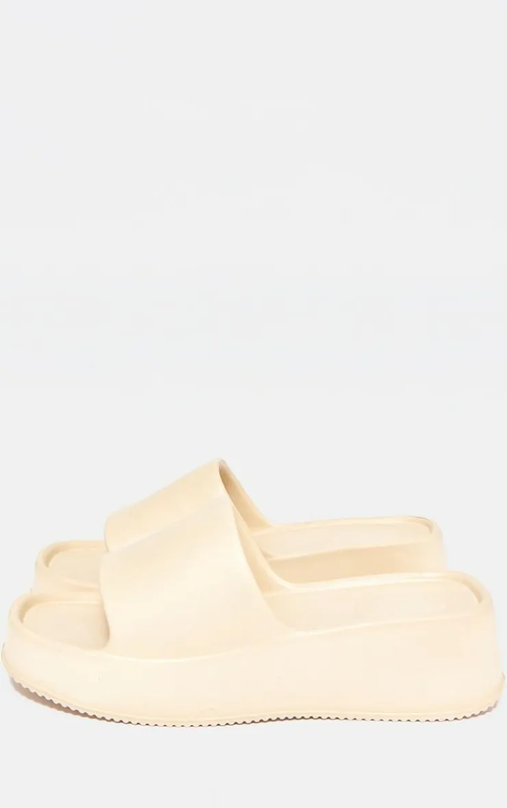 PrettyLittleThing Slides*Round Toe Rubber Sole Platform Slides
