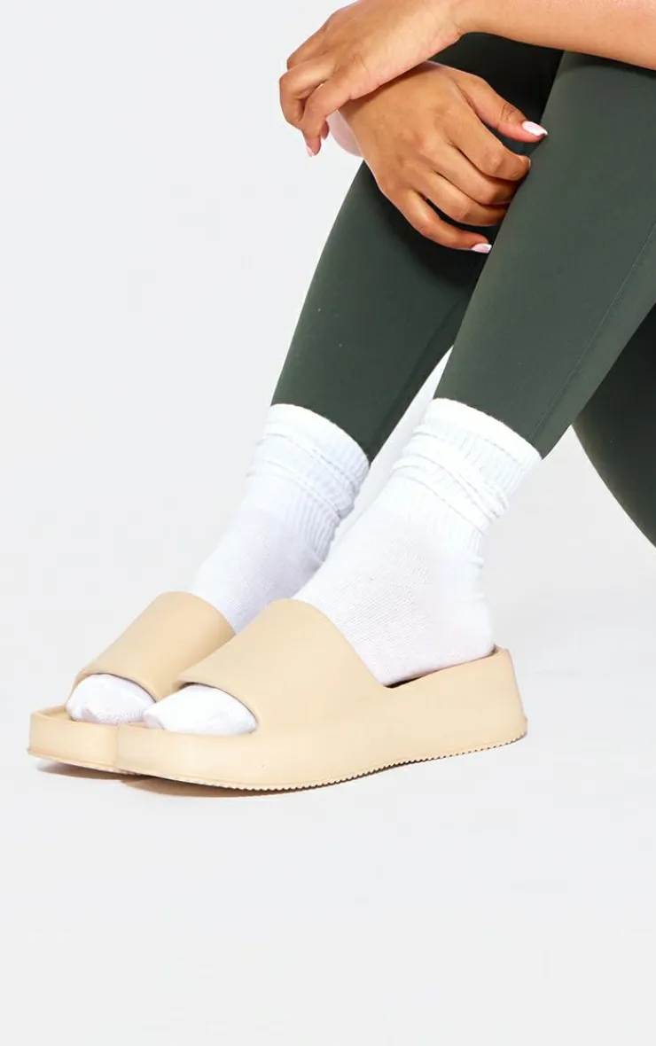 PrettyLittleThing Slides*Round Toe Rubber Sole Platform Slides