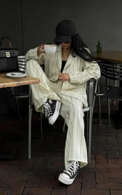 Hot PrettyLittleThing Petite Stripe Linen Look Blazer White