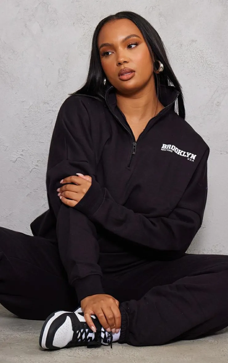 Outlet PrettyLittleThing Plus Brooklyn Print Half Zip Sweatshirt Black