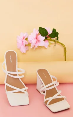 PrettyLittleThing Wide Fit Heels*Wide Fit PU Square Toe Cross Over Straps Block Heeled Mules